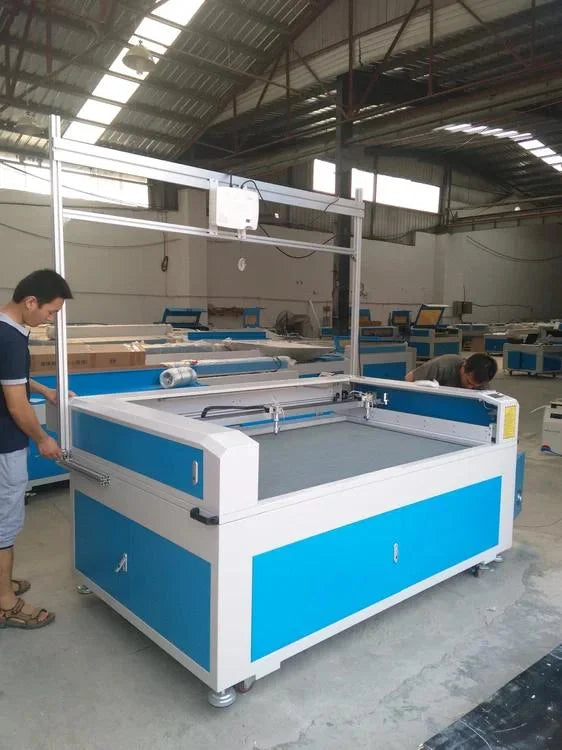 CNC Laser CO2 1810 con proyector para corte de patrones textiles