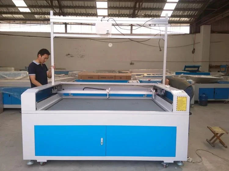 CNC Laser CO2 1810 con proyector para corte de patrones textiles